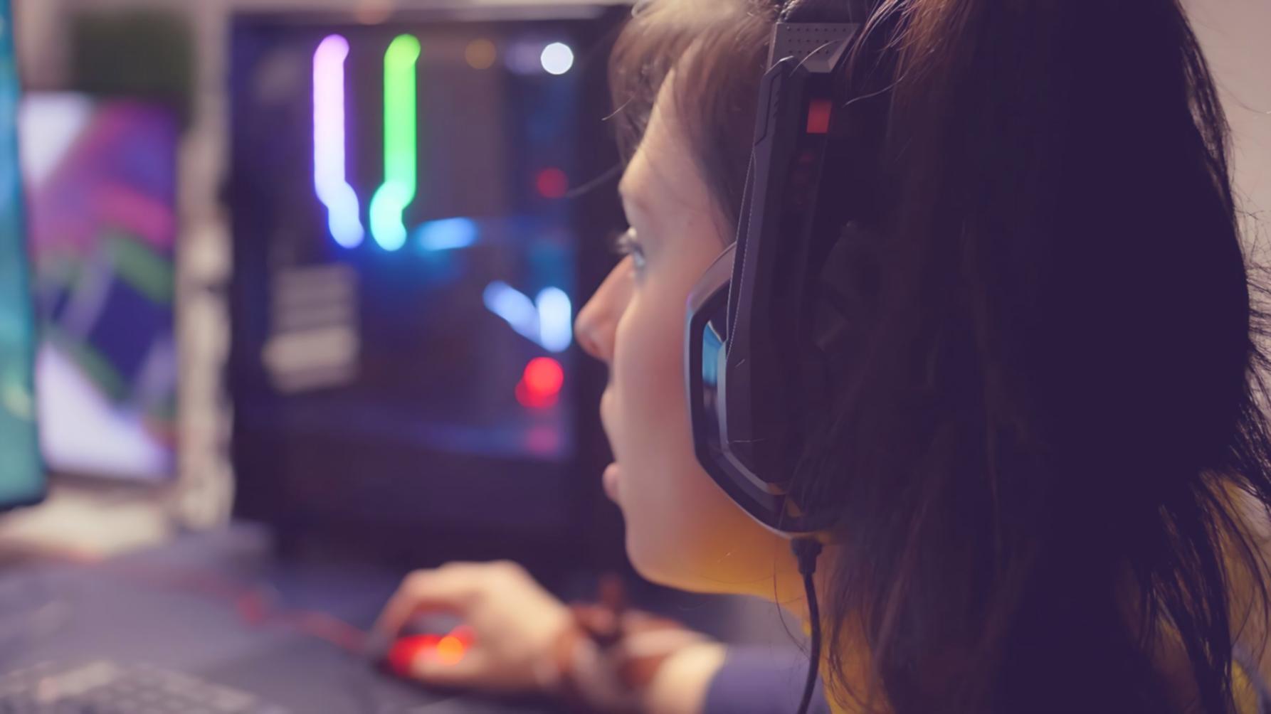 Konzentriertes Arbeiten am Laptop in ruhiger Umgebung