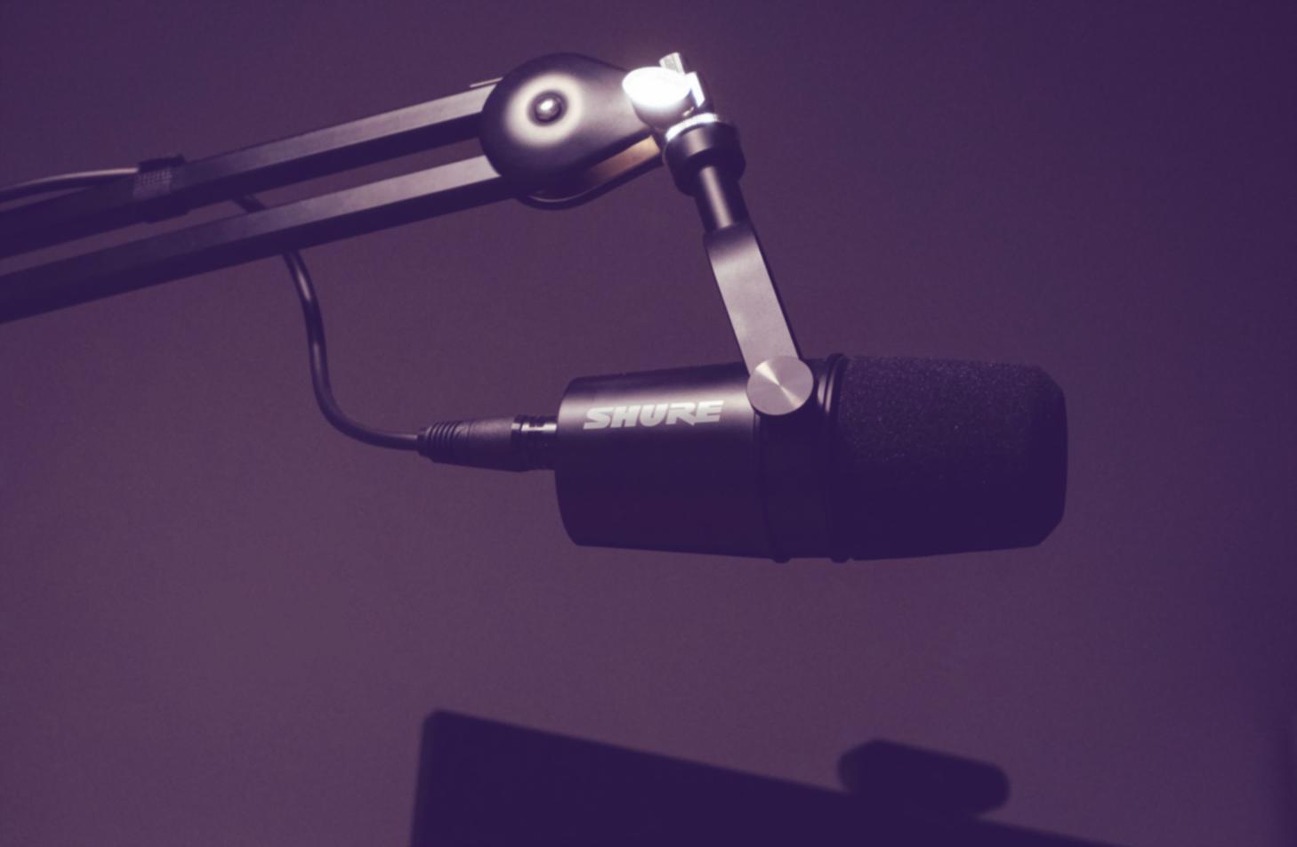 Teilnehmende arbeiten konzentriert an modernen Lernstationen