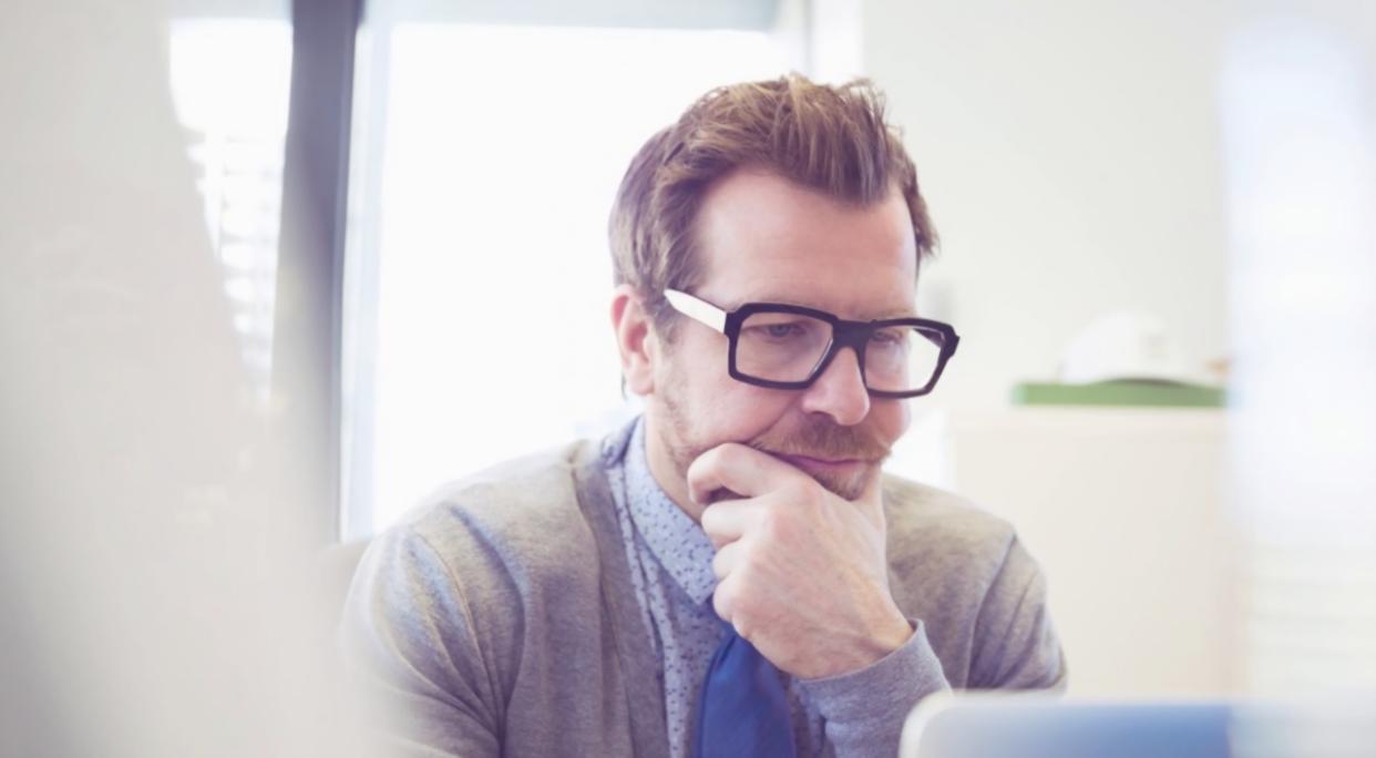 Strukturierter Arbeitsplatz mit Notizbuch und digitalen Geräten